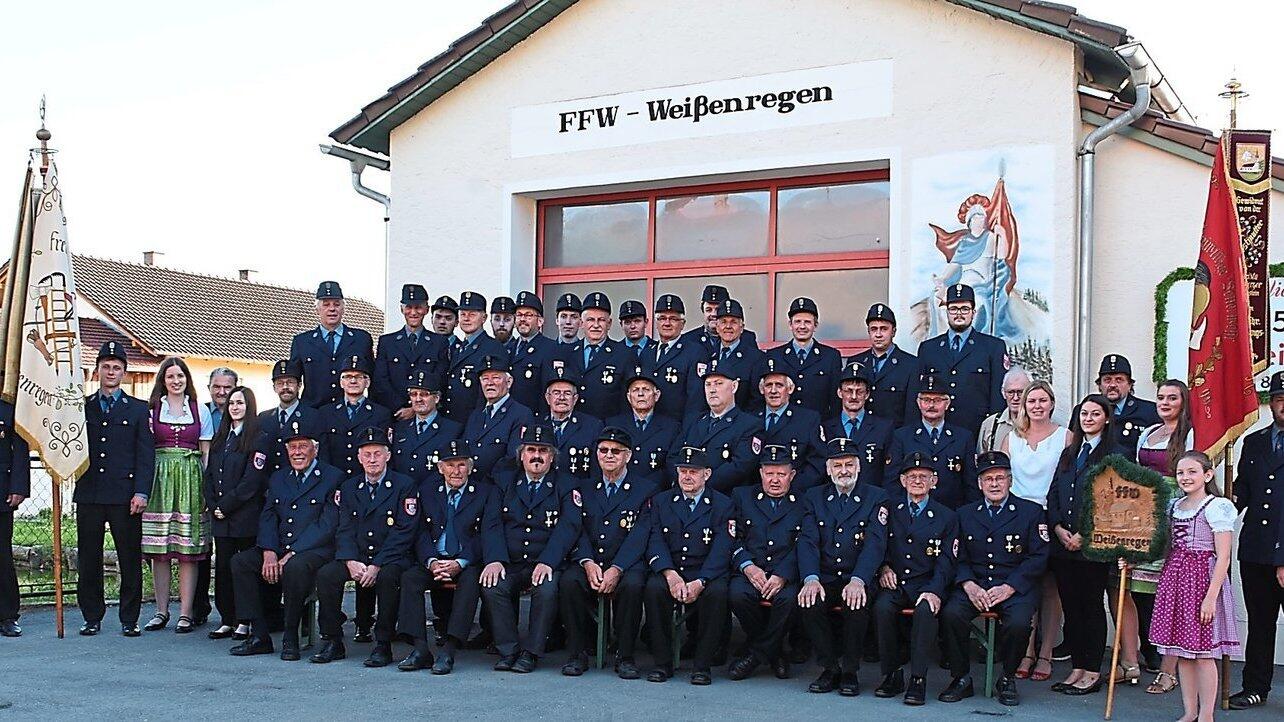 Gruppenbild der Freiwilligen Feuerwehr Weißenregen